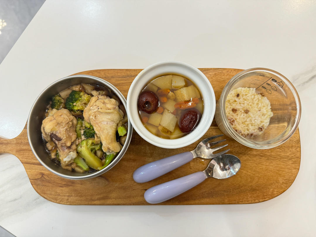 小朋友晚餐：时蔬蒸鸡腿+苹果山楂水