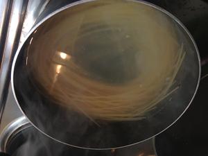 奶油培根意大利面（spaghetti）的做法 步骤2