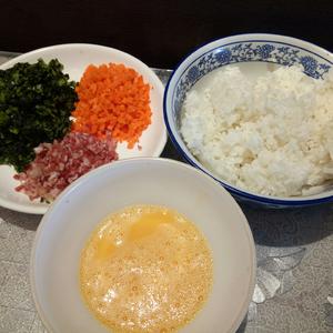 莴苣叶炒饭的做法 步骤5