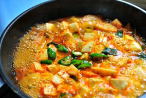 田坤道｜教你辣白菜汤的做法，汤汁红亮香味浓，酸辣开胃，下饭的做法 步骤5