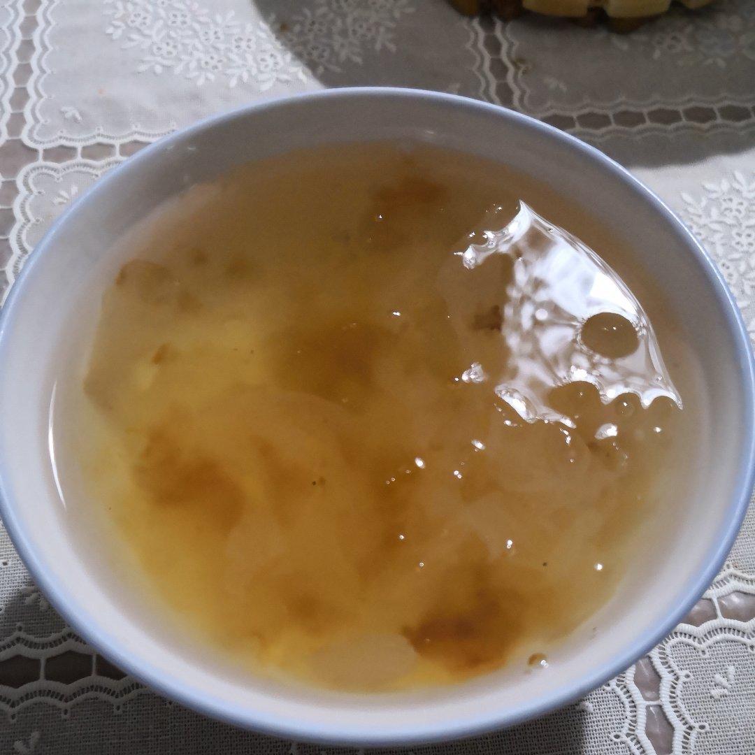 桃胶皂角米炖银耳