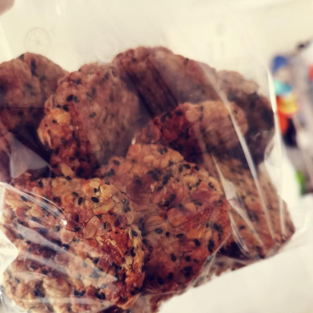 素食:有机燕麦芝麻大饼干