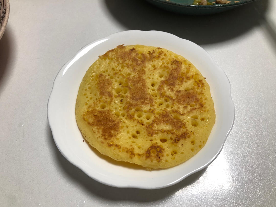 手不沾面做松软的玉米面小饼