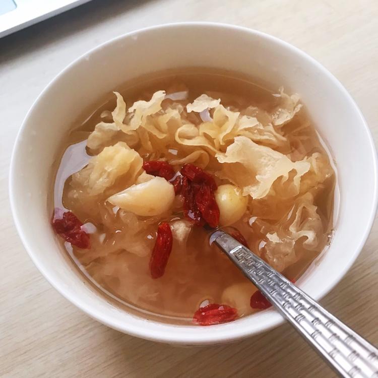 银耳红枣莲子羹Tremella jujube lotus nuts sweet soup