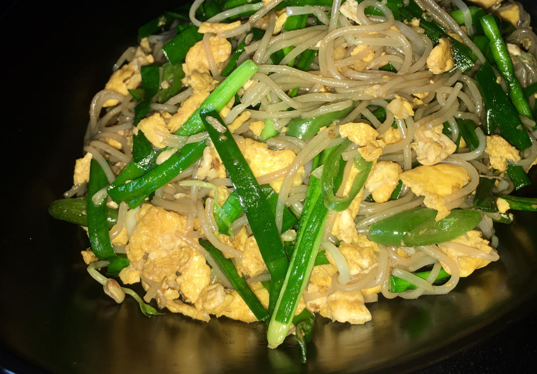 家庭版炒合菜【绿豆芽粉条炒鸡蛋】