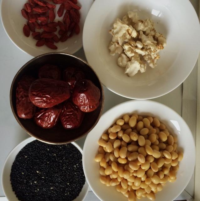 黄豆枸杞黑芝麻核桃红枣浆的做法