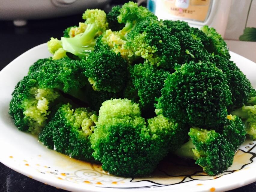 白灼西兰花的做法
