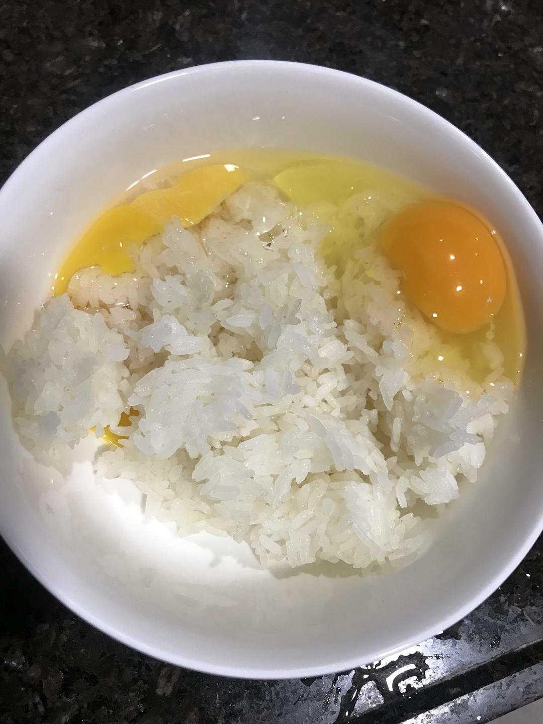 鸡蛋米饭饼的做法 步骤2