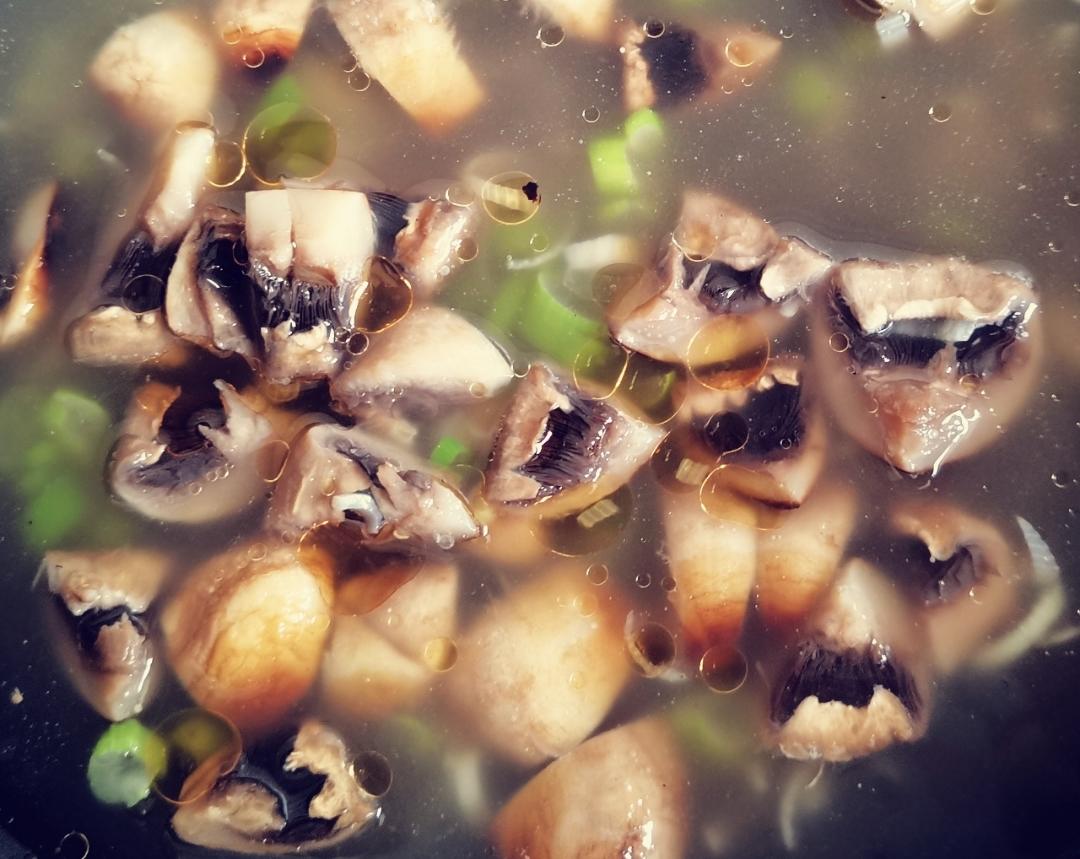 鲜掉眉毛口蘑汤