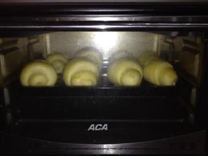 面包机加烤箱合作经典黄油卷的做法 步骤6