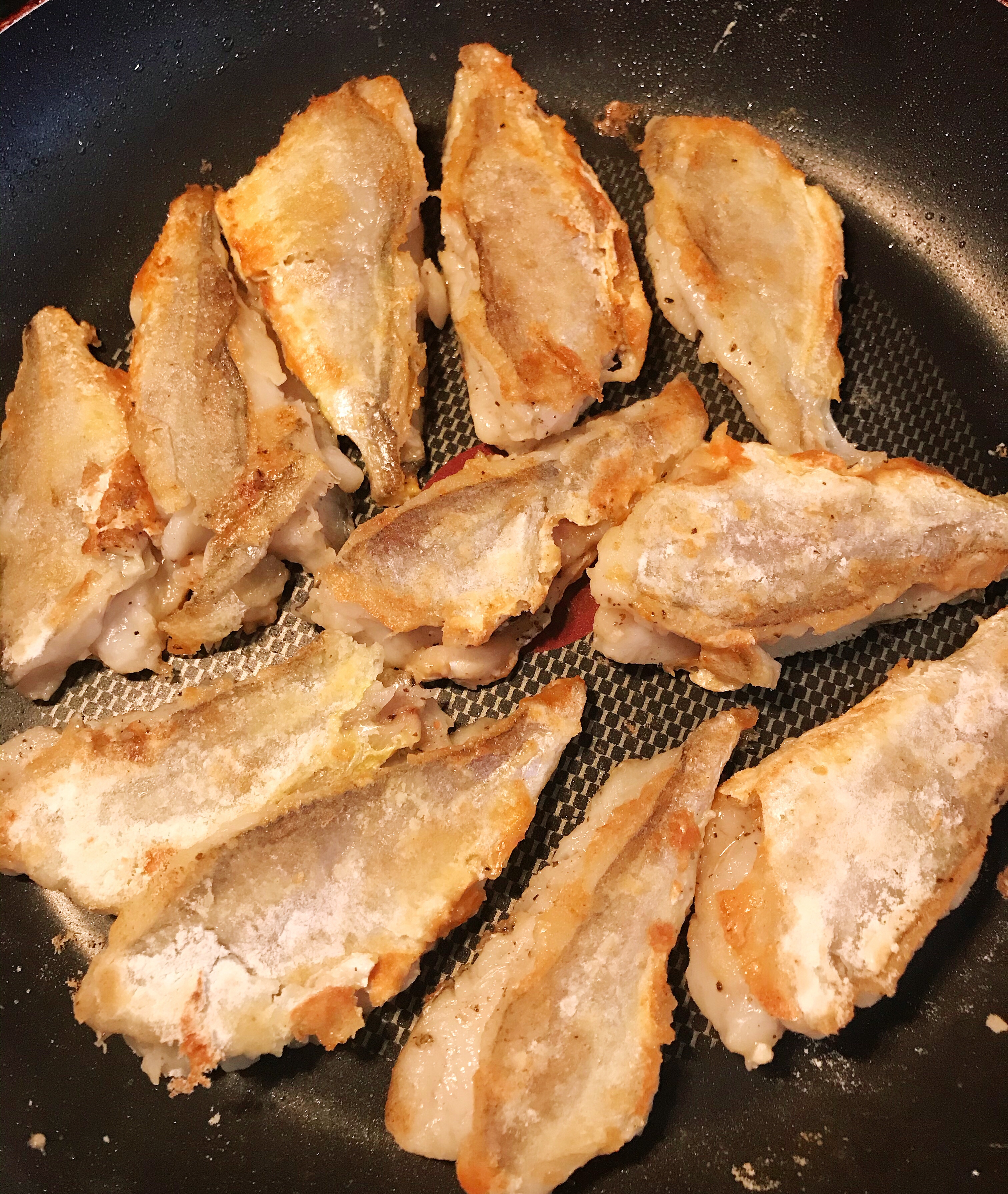 外酥里嫩零失败 少油版干煎小黄鱼的做法 步骤6
