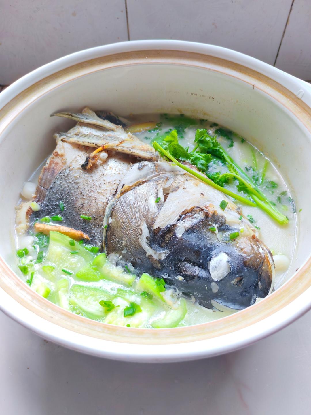 鱼头汤（鱼头豆腐时蔬汤、味鲜汤白有窍门)