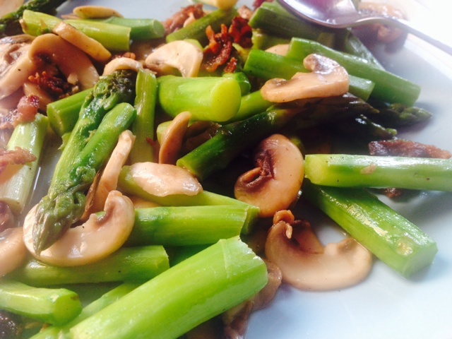 打女孩的小酱油做的芦笋炒蘑菇