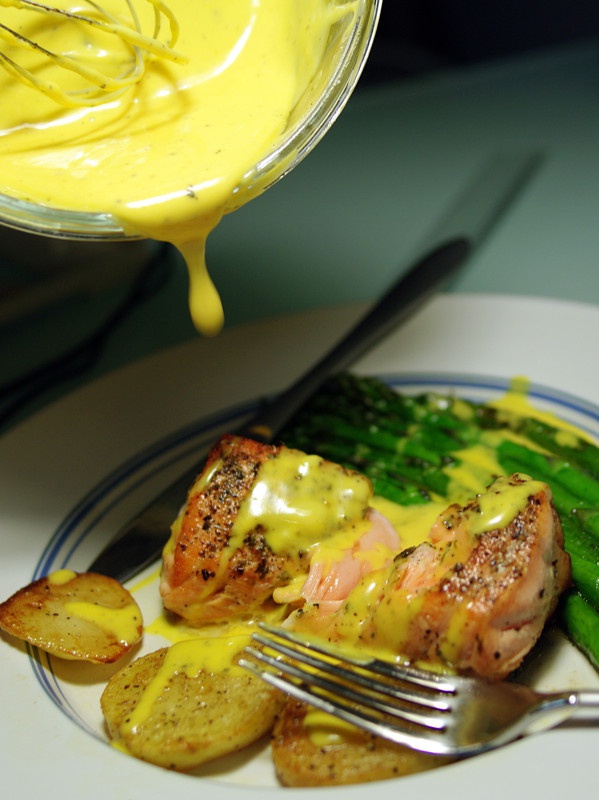 荷兰酱配三文鱼 hollandaise sauce with pan fried salmon