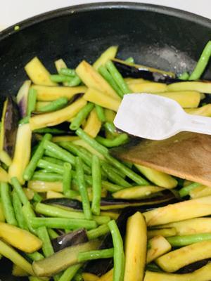 茄子炒豆角（不用油炸，好吃入味）的做法 步骤7