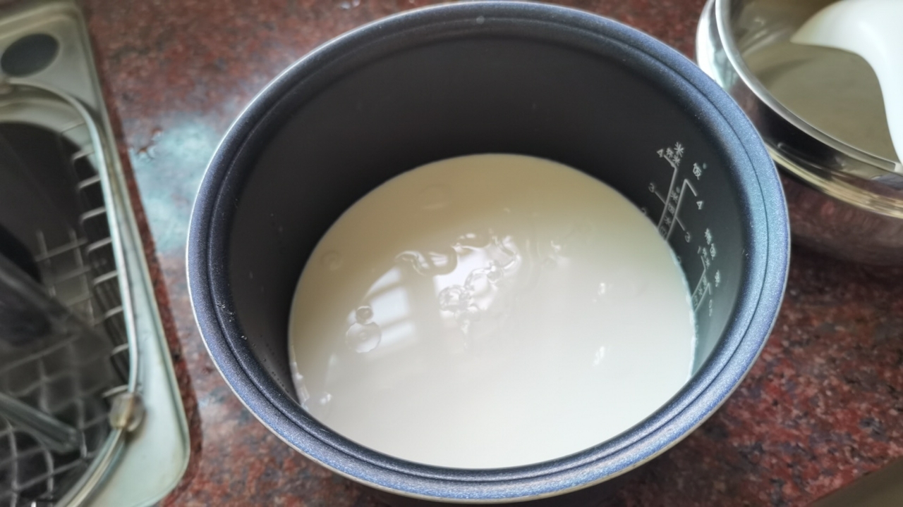 超简单的电饭煲酸奶的做法
