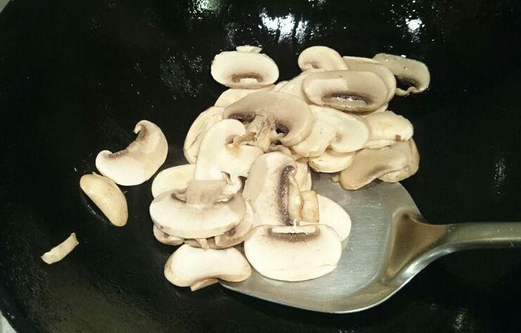 手捏菜炒蘑菇的做法 步骤3