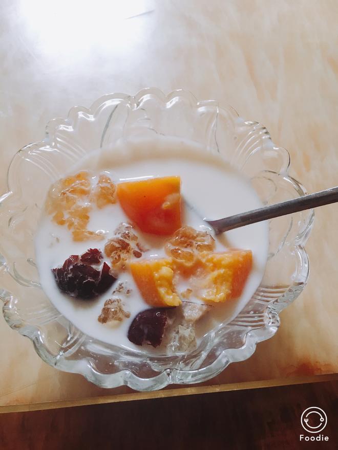 桃胶木瓜红枣炖牛奶的做法