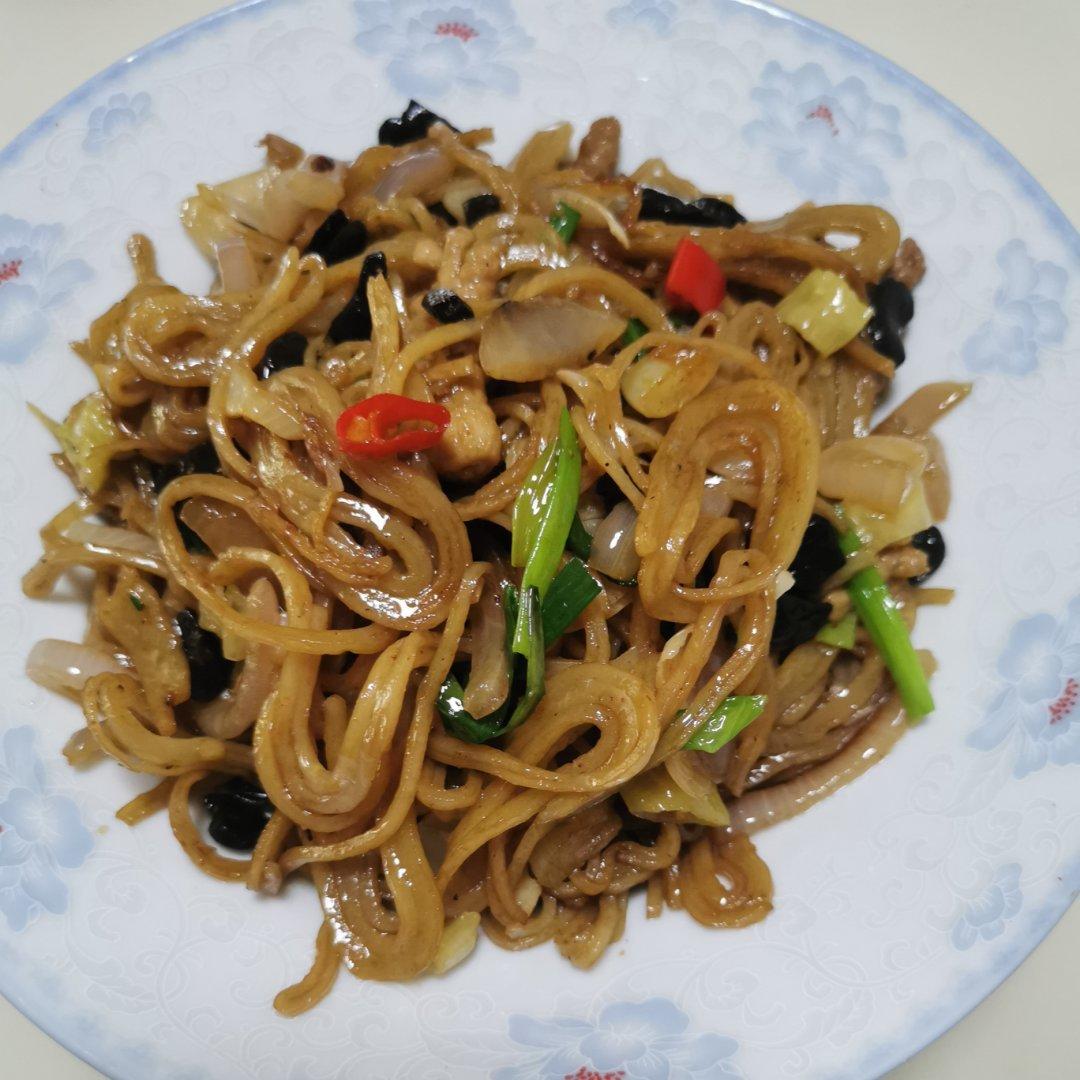 湖北特色炒鱼面