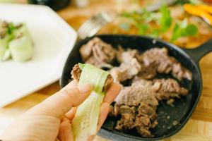 【山姆厨房】黄瓜薄荷牛肉卷的做法 步骤5