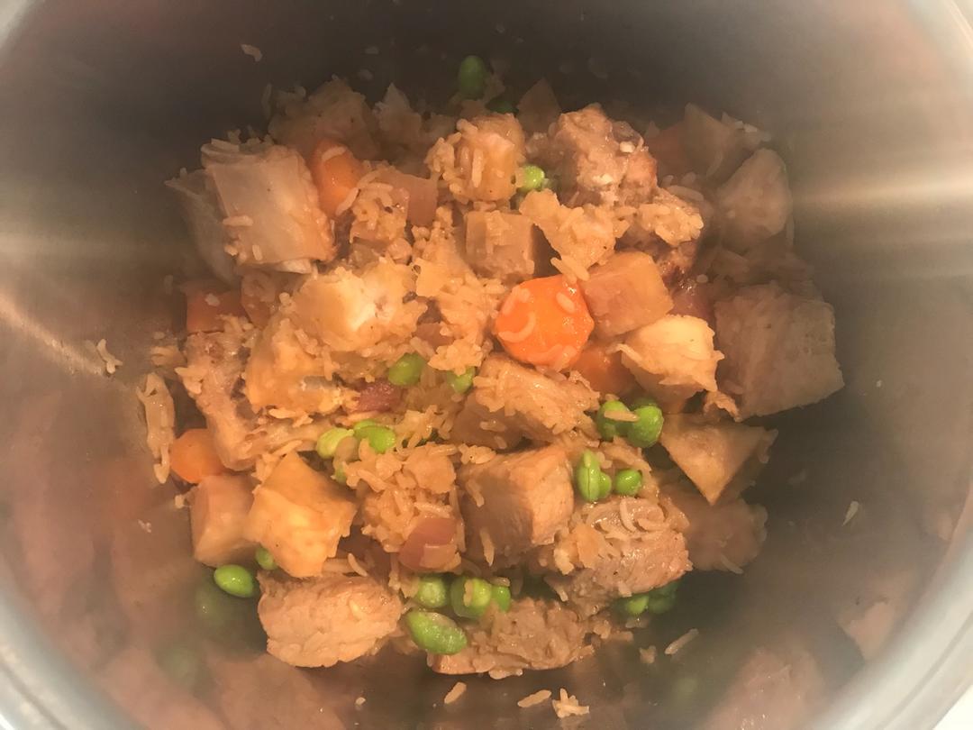 芋头排骨焖饭—有饭有肉有菜一人食