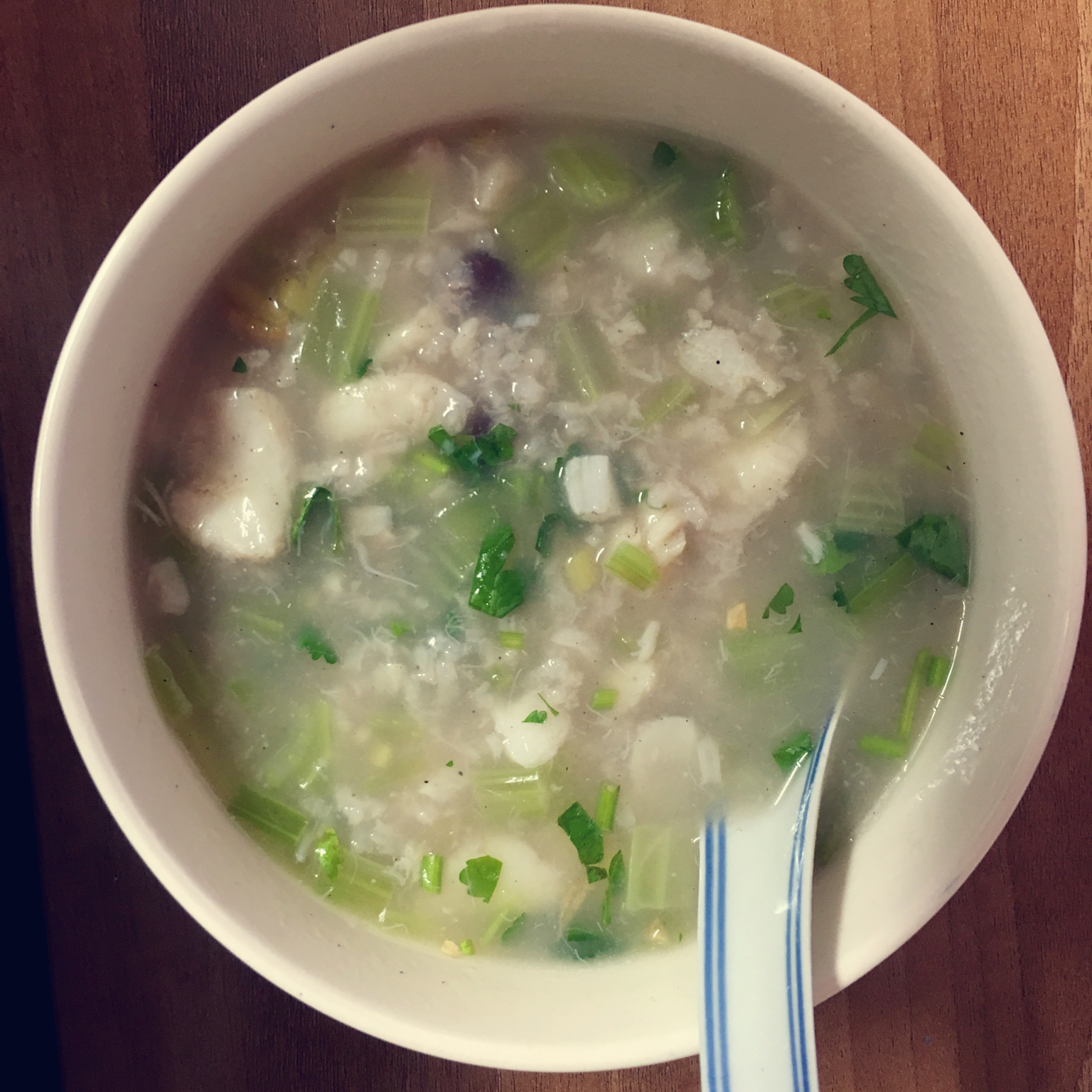 加菲猫爱吃欧弟狗做的生菜鱼蓉粥