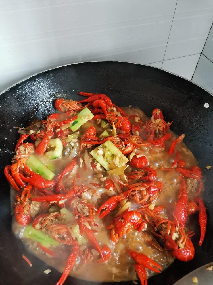 好吃到爆的蒜香小龙虾