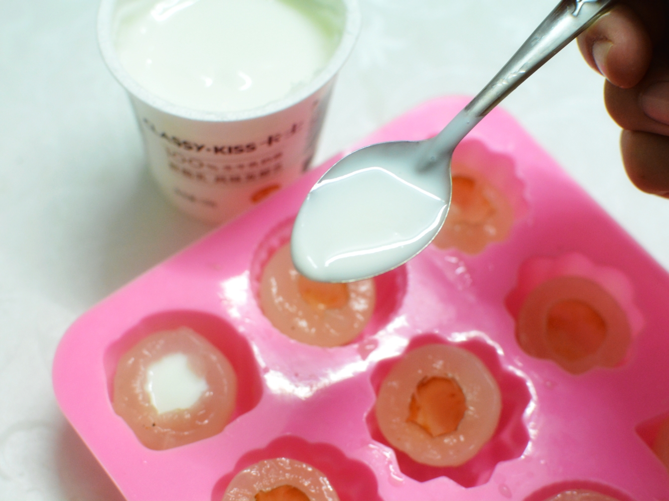 夏日小清新—荔枝酸奶冻的做法 步骤5