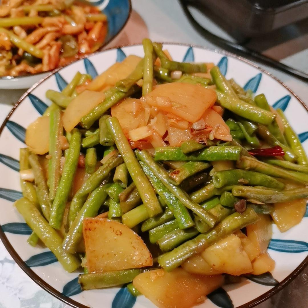 东北特色菜，土豆炖豆角，好吃的秘诀在这里！