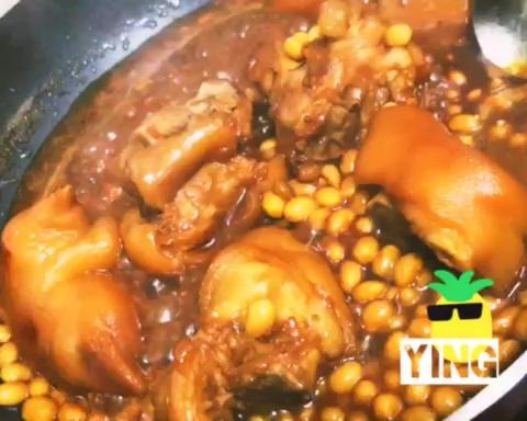 红烧猪蹄焖黄豆的做法