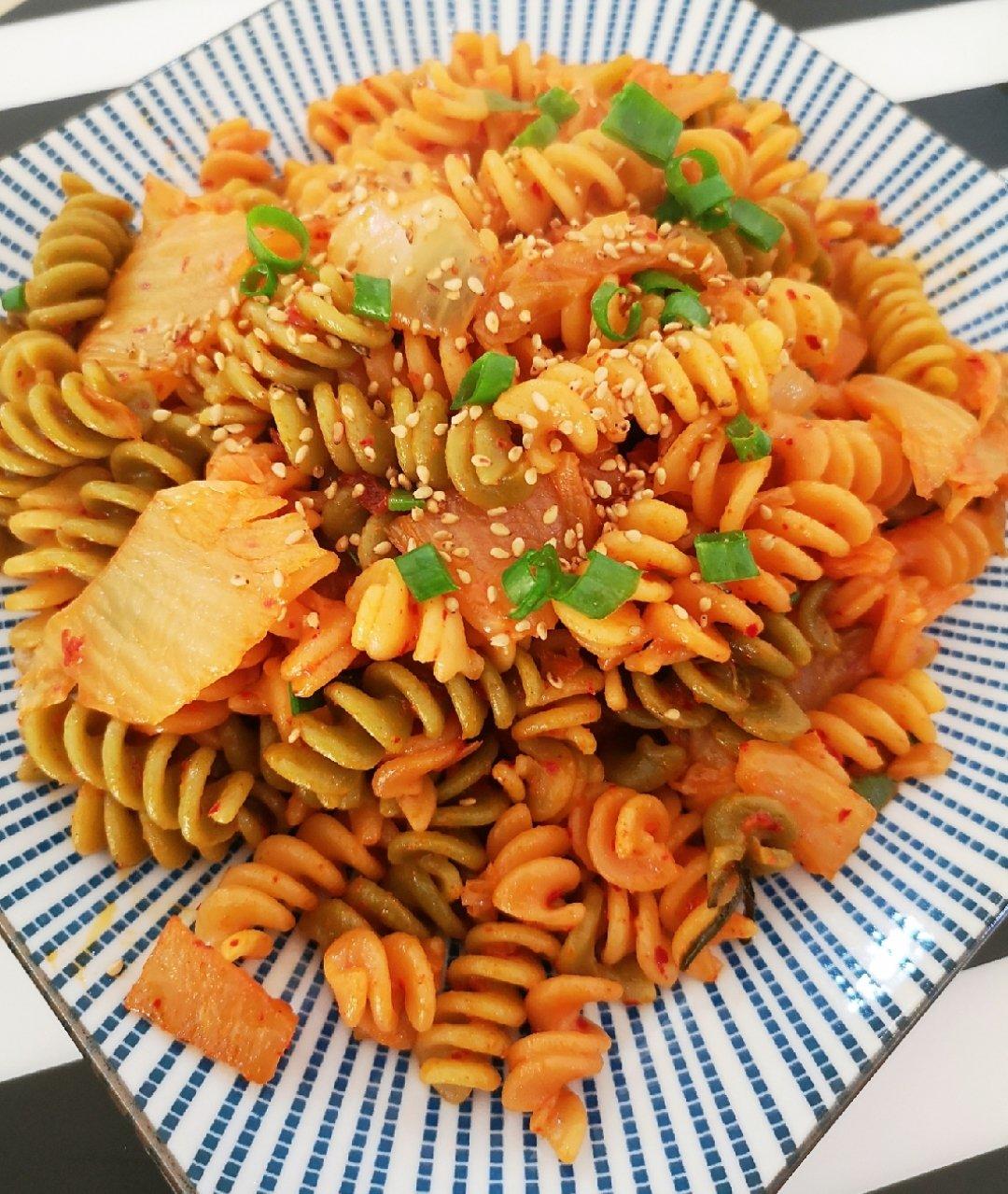 泡菜炒意面（泡菜炒年糕）