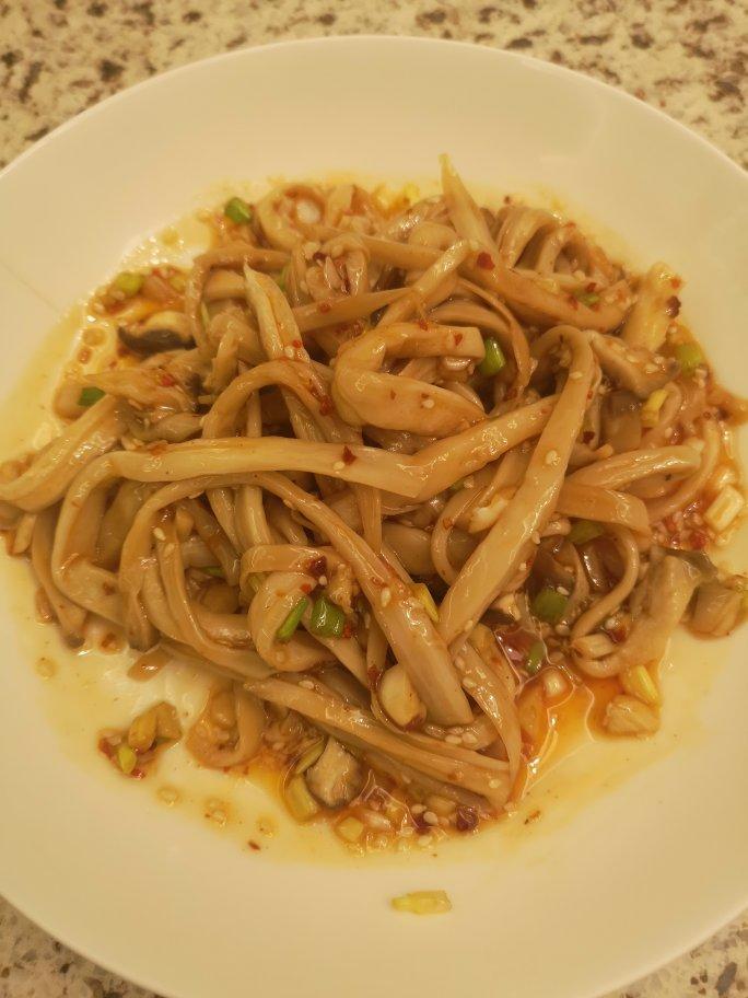 比肉还好吃的【手撕凉拌杏鲍菇】，上桌扫光光