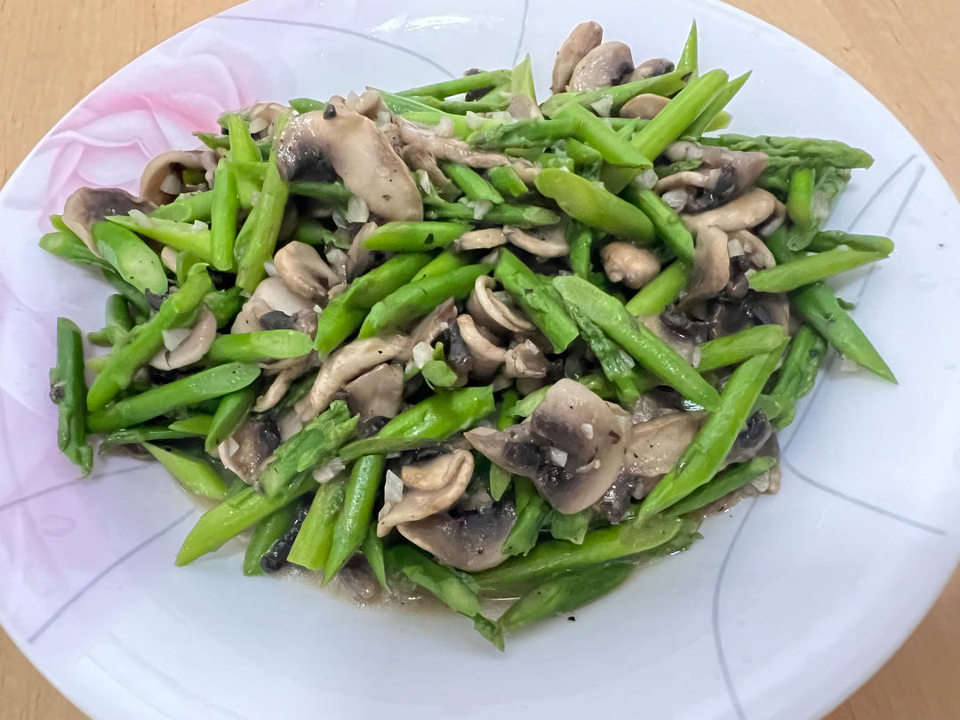 芦笋炒蘑菇