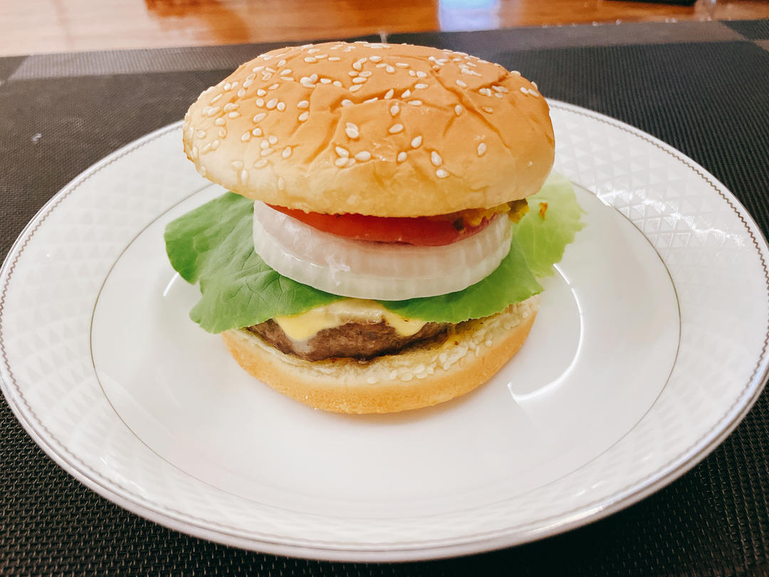 牛肉汉堡 煎出香嫩多汁的牛肉饼