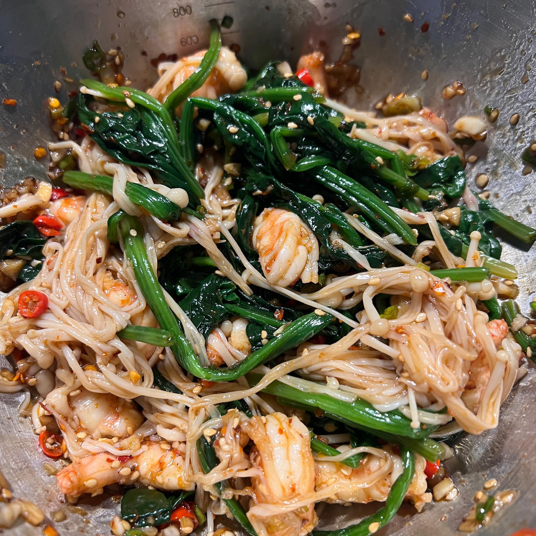 解馋减脂餐！酸辣开胃又下饭的菠菜拌金针菇