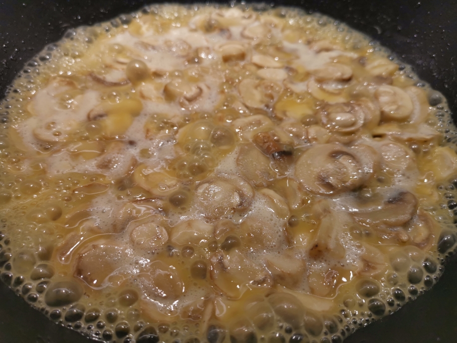 超级快手菜/厨房小白福音·零失败黄油蘑菇的做法 步骤2