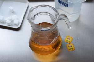 百香果红茶饮的做法 步骤2