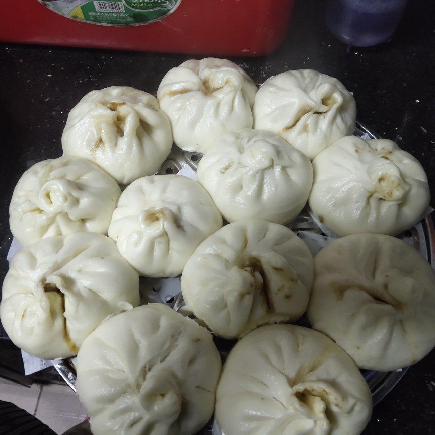 松软多汁的香葱香菇肉包子