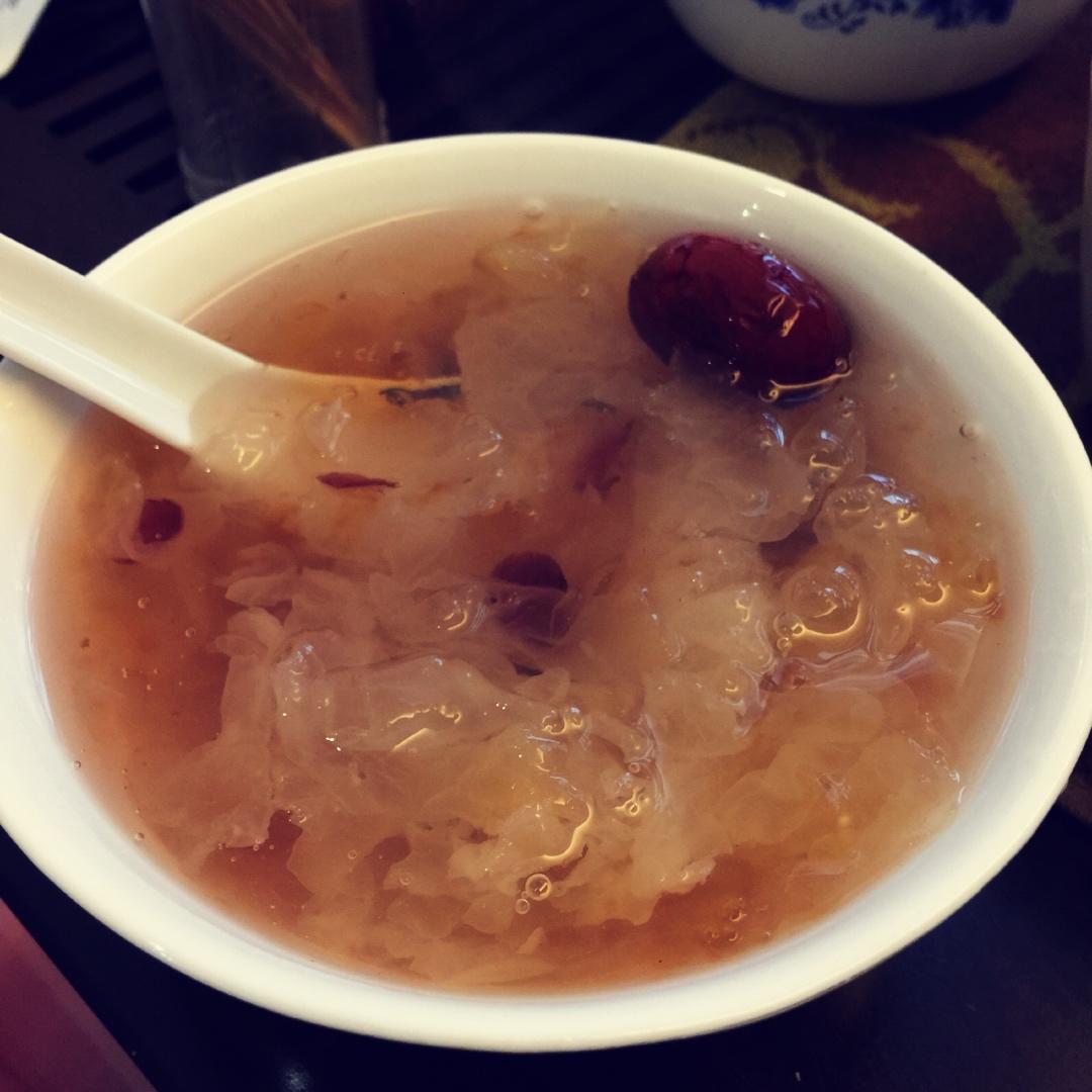 蔓越莓桃胶银耳羹