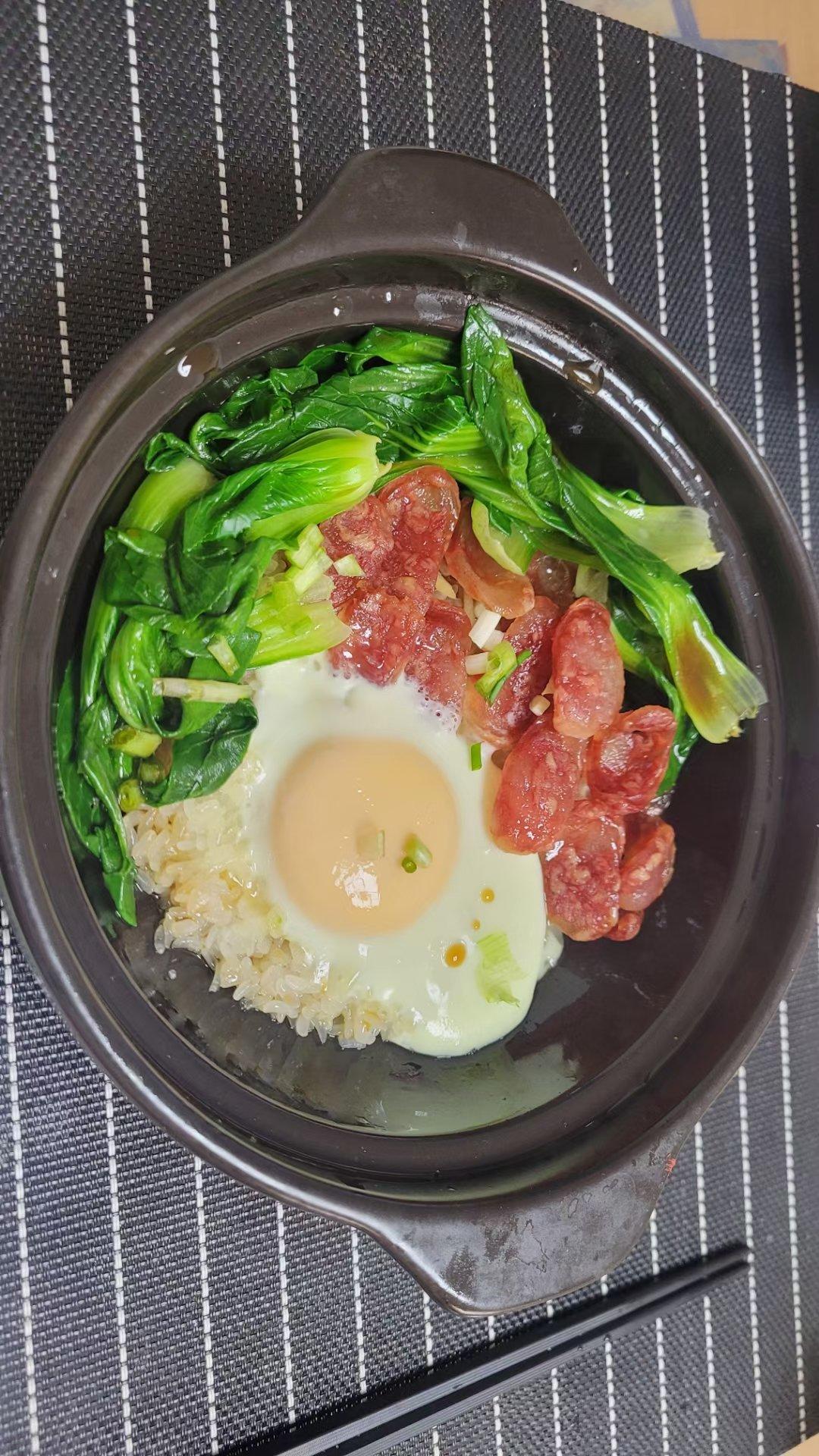 广式腊味煲仔饭