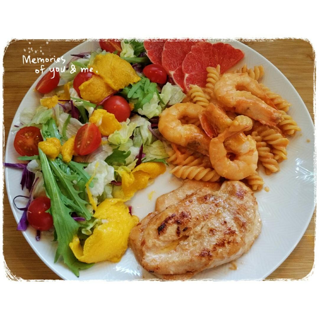 大虾意面 
煎鸡胸肉配蔬菜色拉
