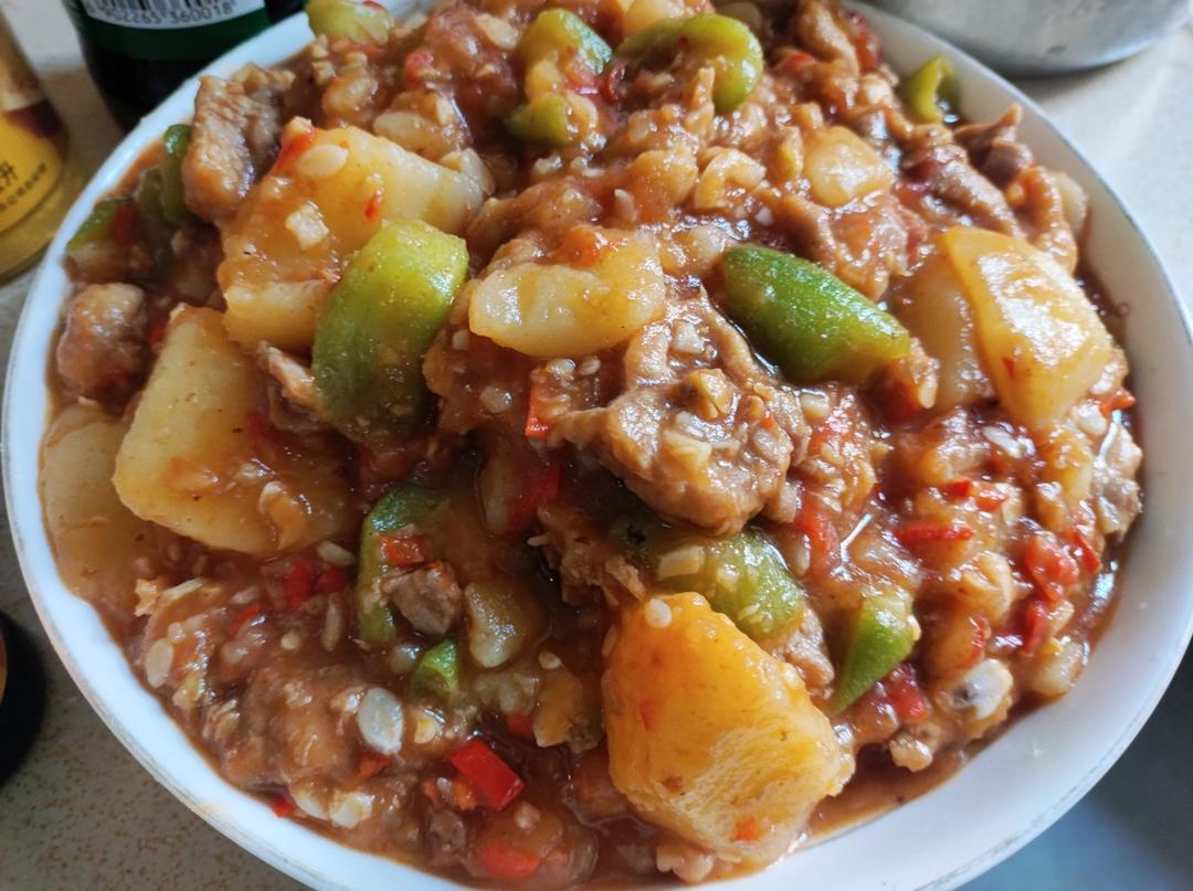 火烧云招牌菜【土豆油焖鸡】！咕噜一锅煮，香到没边！