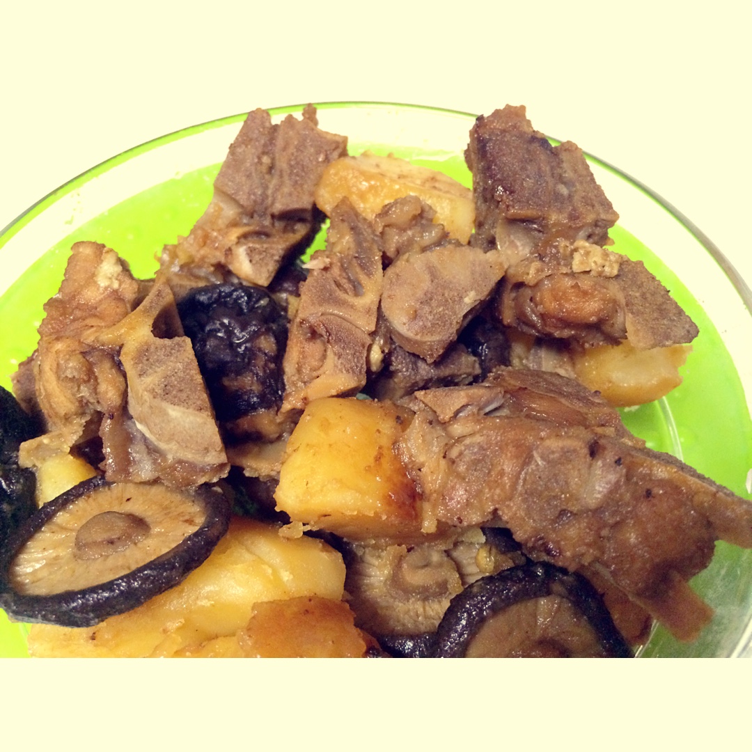 土豆焖脊骨