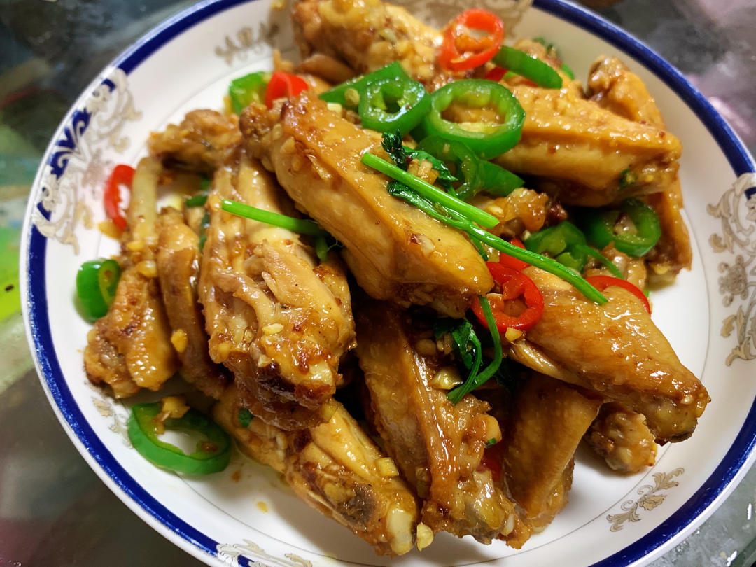 蒜香浓郁，鲜嫩多汁的蒜香鸡翅