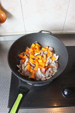 电饭煲版焖饭--香菇南瓜鸡肉饭的做法 步骤3