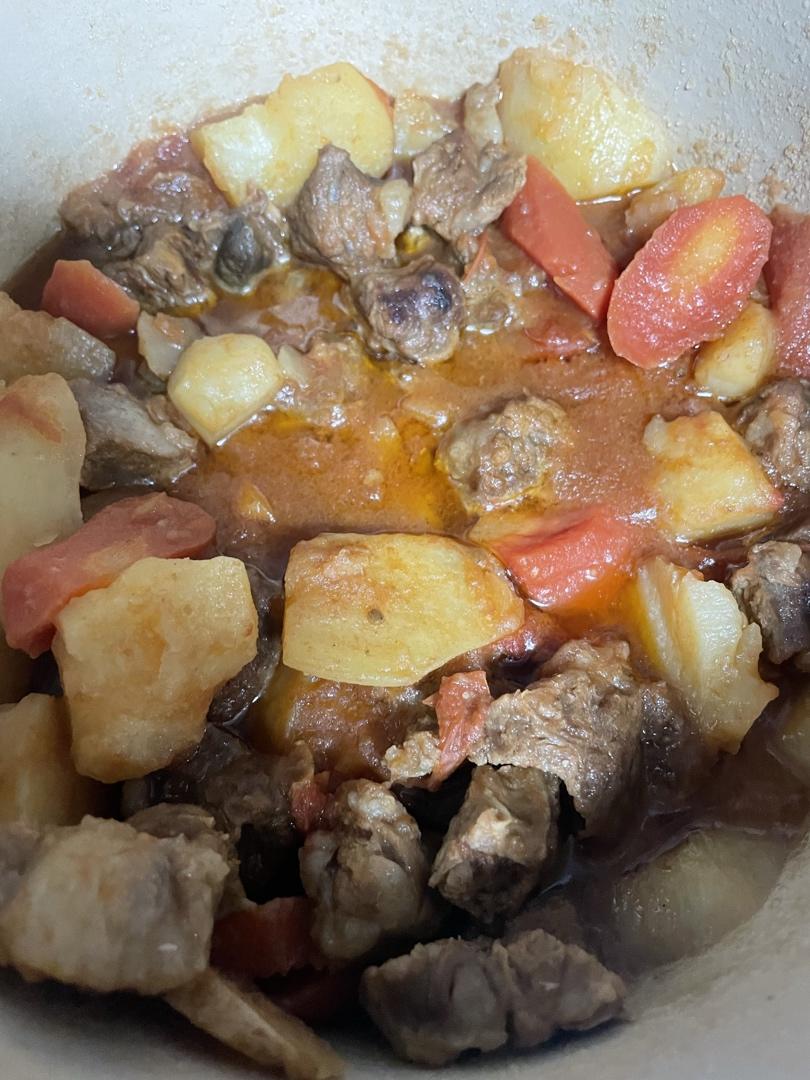 铸铁锅版牛肋条焖胡萝卜土豆