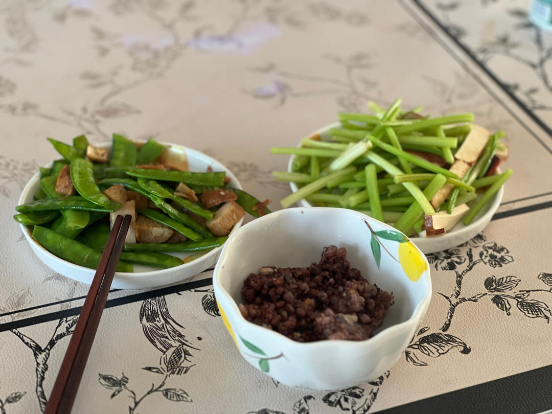 荷兰豆炒鸡丁+火龙果+无糖酸奶