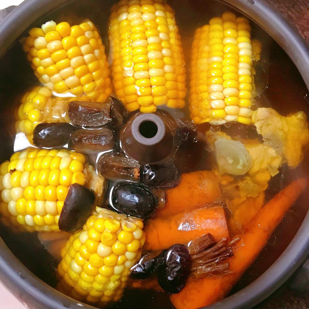 汽锅猪骨胡萝卜🥕玉米🌽汤的做法