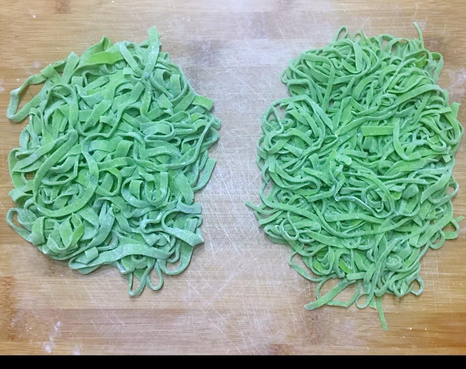 青翠翠滴菠菜鸡蛋手擀面的做法