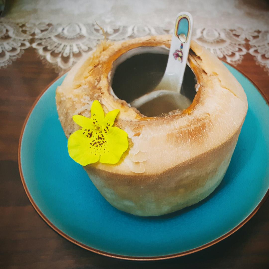 原只椰子炖燕窝